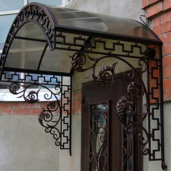 Кованый козырек над крыльцом КК-17: Элегантность и защита для вашего дома